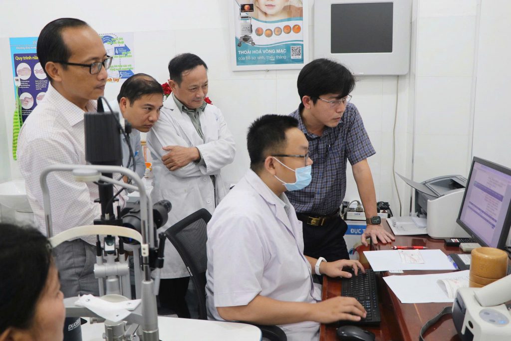 Thành viên Hội đồng kiểm tra trực tiếp khảo sát hạ tầng công nghệ thông tin, việc ứng dụng công nghệ thông tin trong quản lý điều hành hoạt động khám, chữa bệnh tại Bệnh viện mắt Nguyễn Hùng, phường Rạch Giá